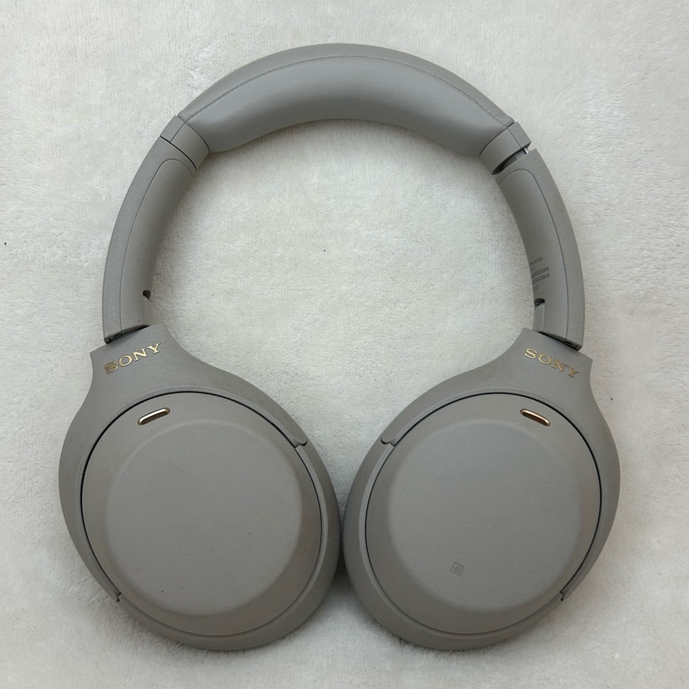 Sony WH-1000XM4 Headphones with Case
condition: good preowned, fully functioning